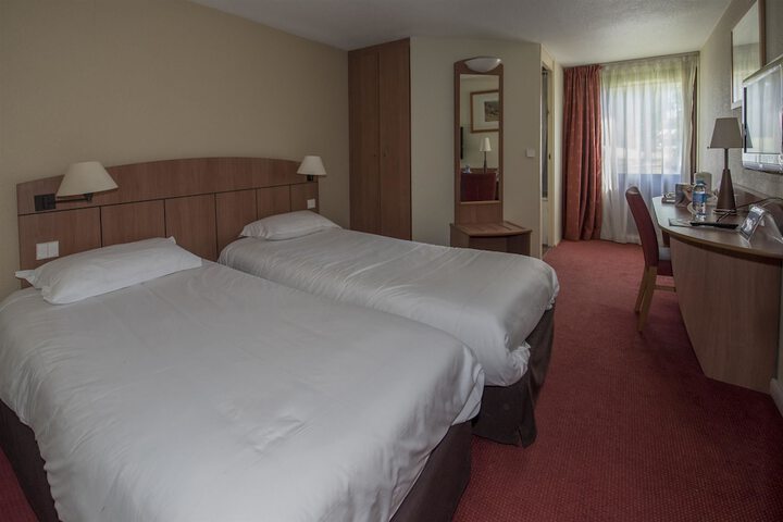 Room 9 of 28