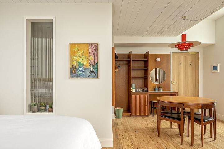Room 17 of 33