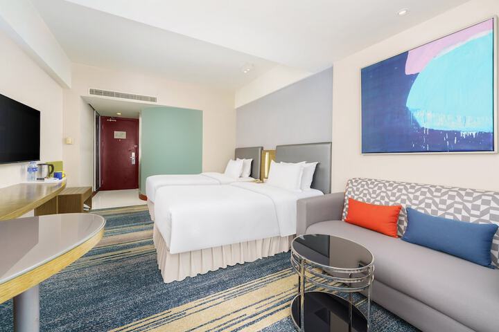Room 4 of 68