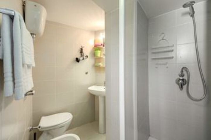 Room 6 of 330