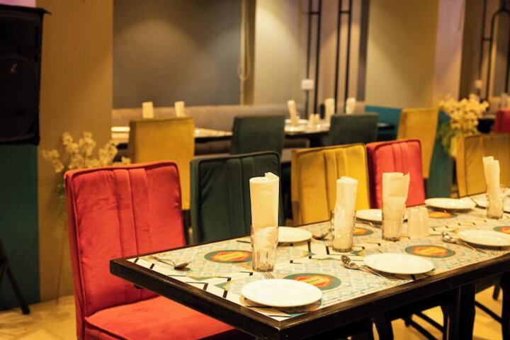 Dining 18 of 29