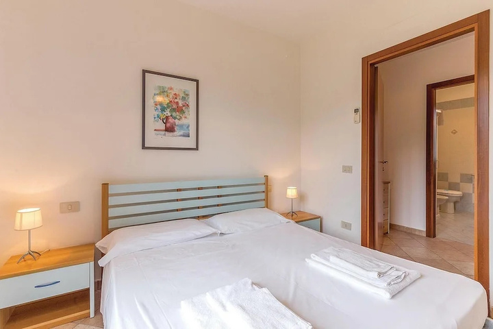 Room 2 of 33