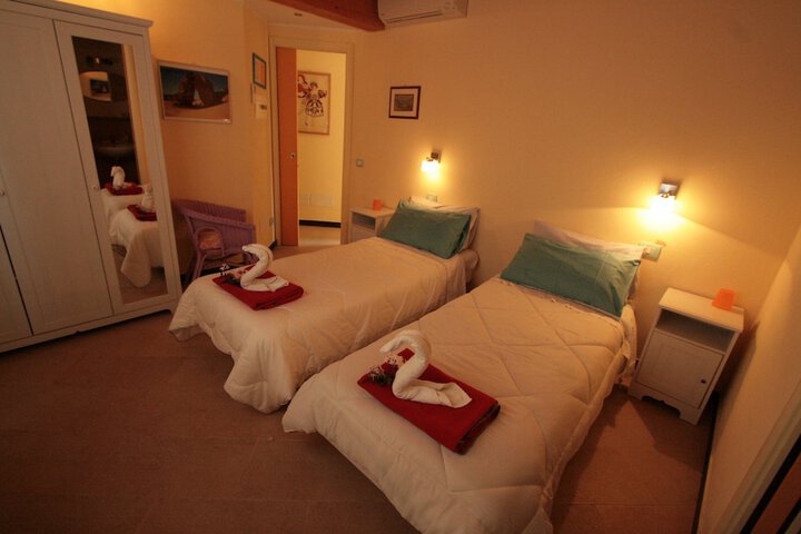 Room 10 of 32