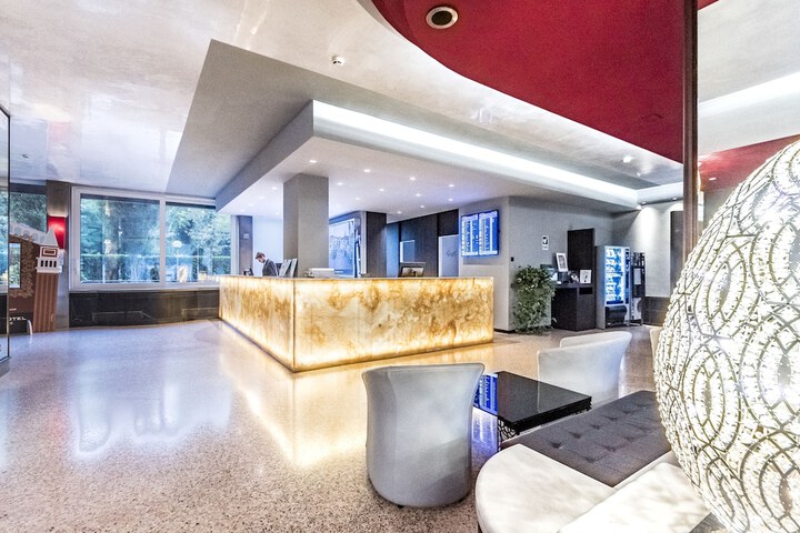Check-in/check-out kiosk