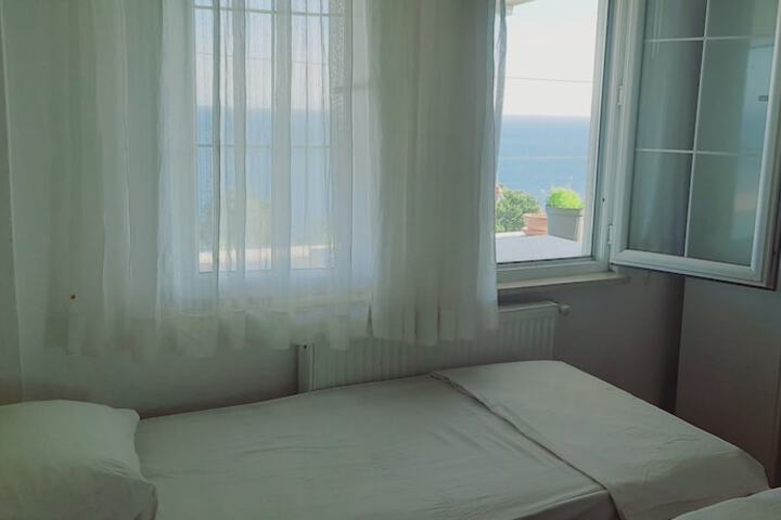 Room 12 of 68