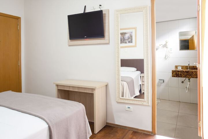 Room 8 of 65