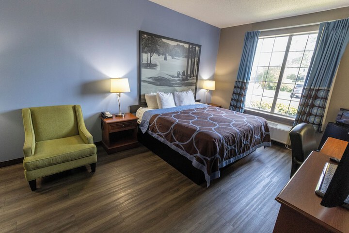 1 King Bed (4 of 33)