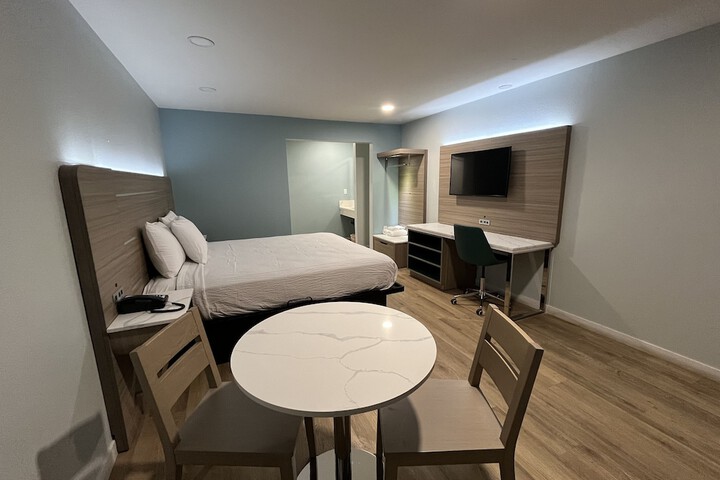 1 King Bed (5 of 10)