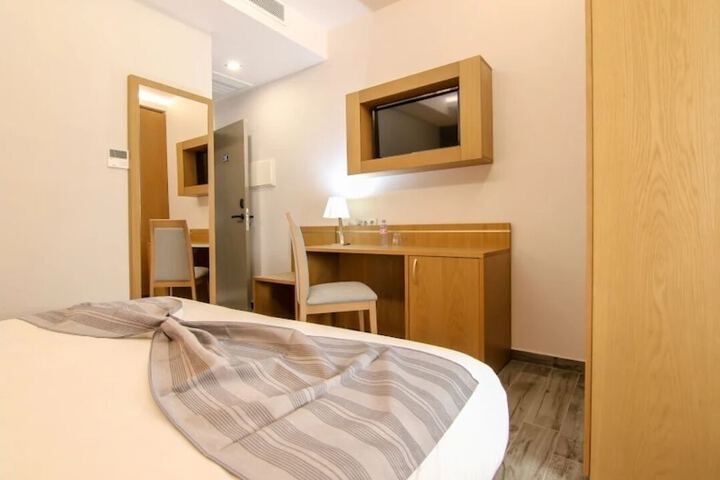 Room 7 of 28