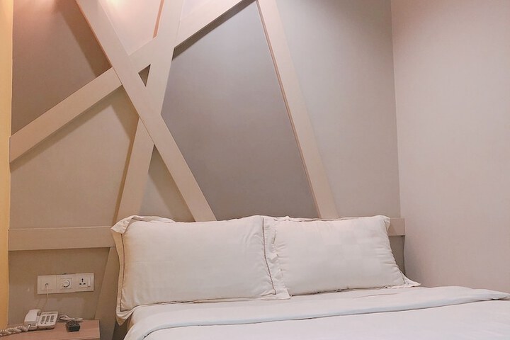 Room 13 of 33