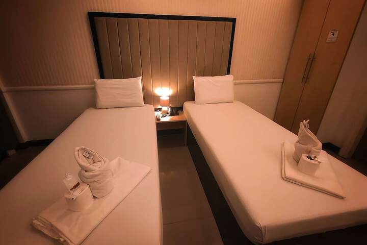 Room 4 of 16