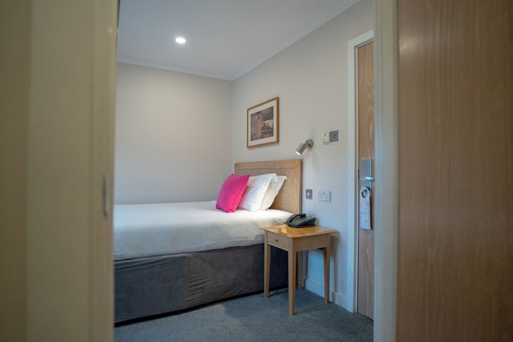 Room 27 of 98