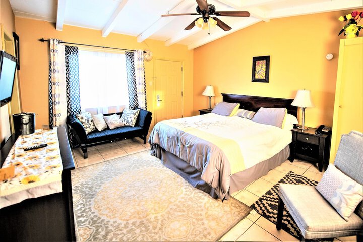 Deluxe King with Full Kitchen (1 of 18)