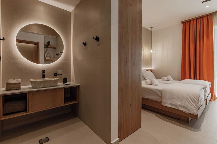 Room 9 of 77