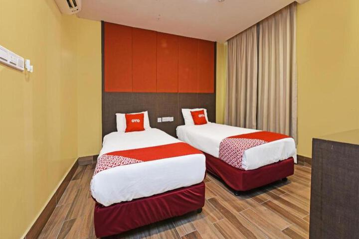 Capital O 90574 Hotel Glo