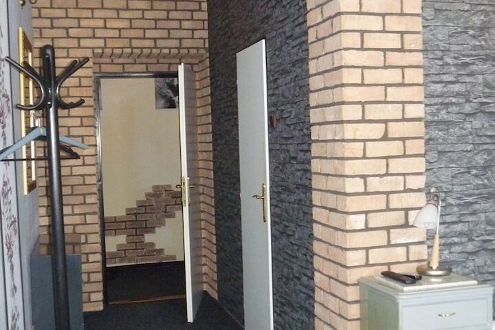 Room 6 of 99