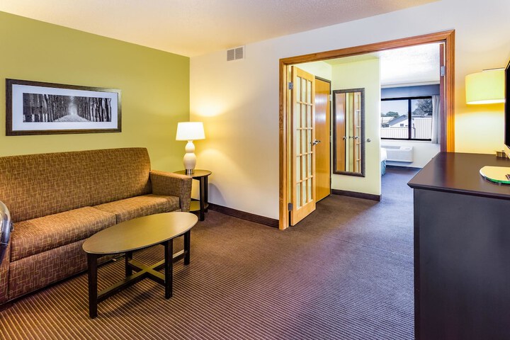 1 King Bed Suite (5 of 6)