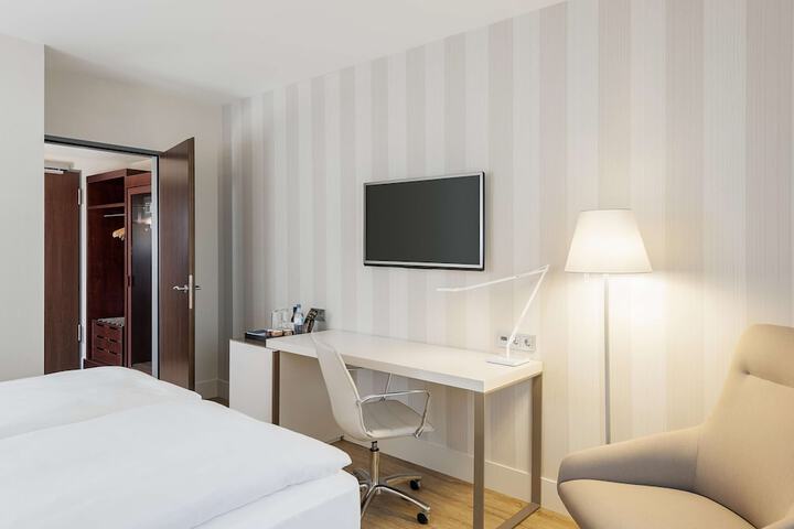 Room 9 of 31