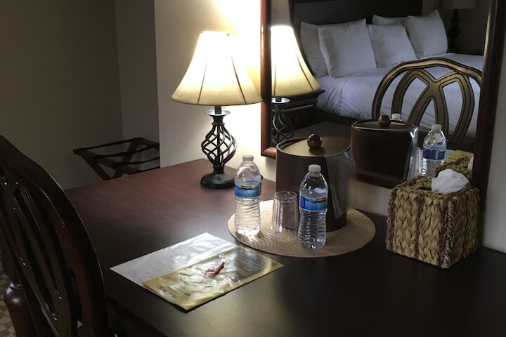 Quadruple Classic Queen Bed (8 of 13)