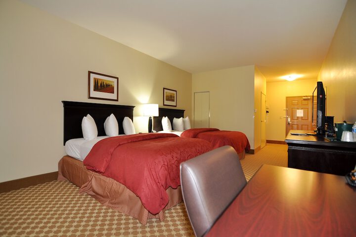 2 Queen Beds (12 of 13)