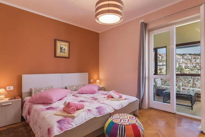 Room 4 of 18