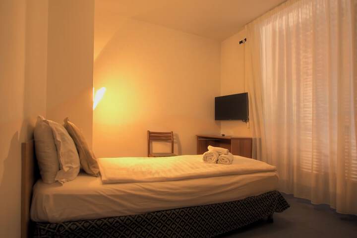 Room 10 of 33