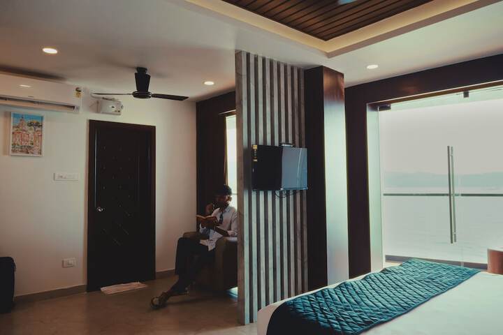 Room 15 of 33