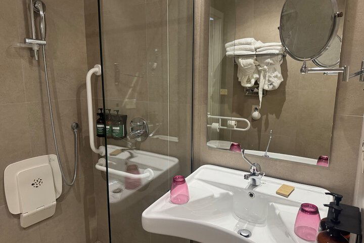Room 35 of 124