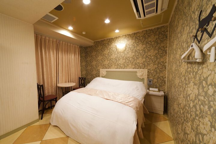 Room 6 of 25