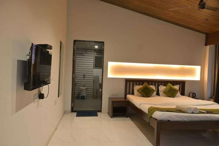 Room 4 of 49