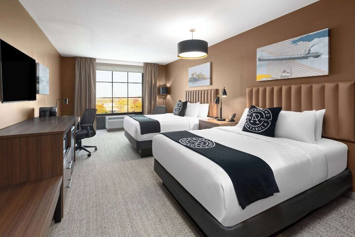 2 Queen Beds River View (4 of 15)