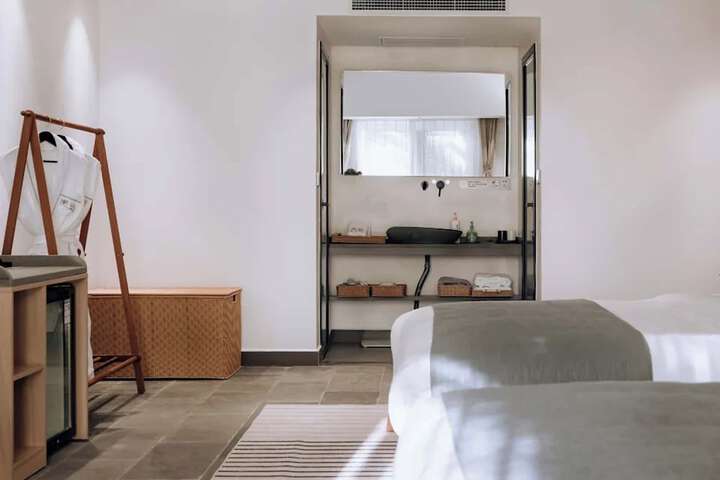 Room 7 of 163