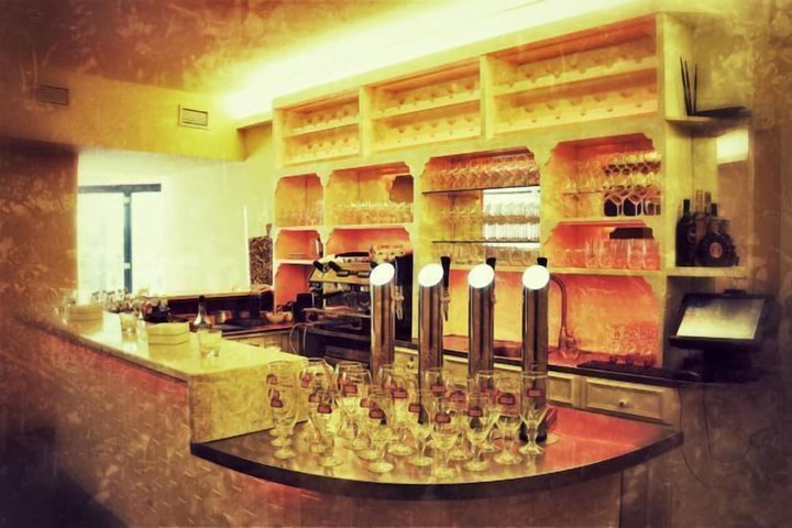 Lounge 21 of 34