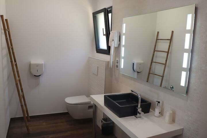 Room 6 of 94