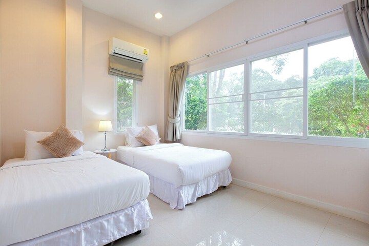 Room 8 of 102