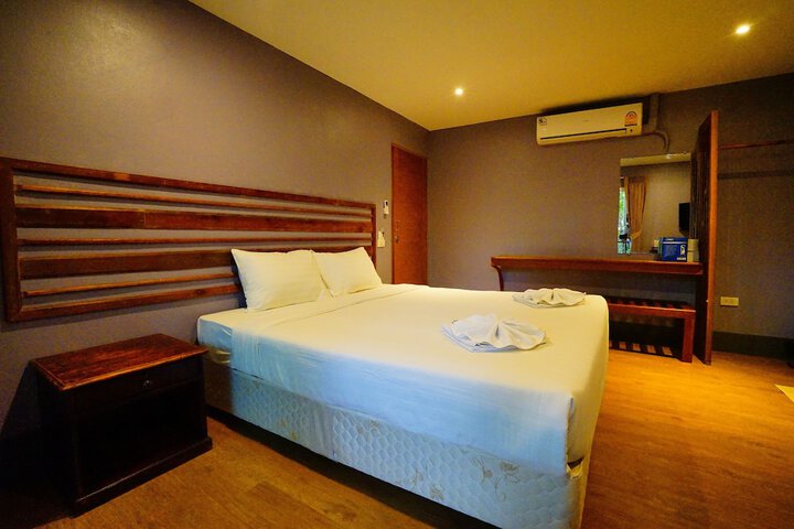 Room 4 of 93
