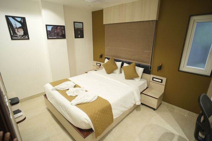 Room 5 of 13