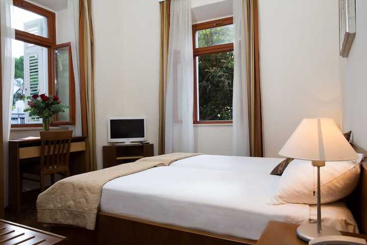 Room 5 of 15