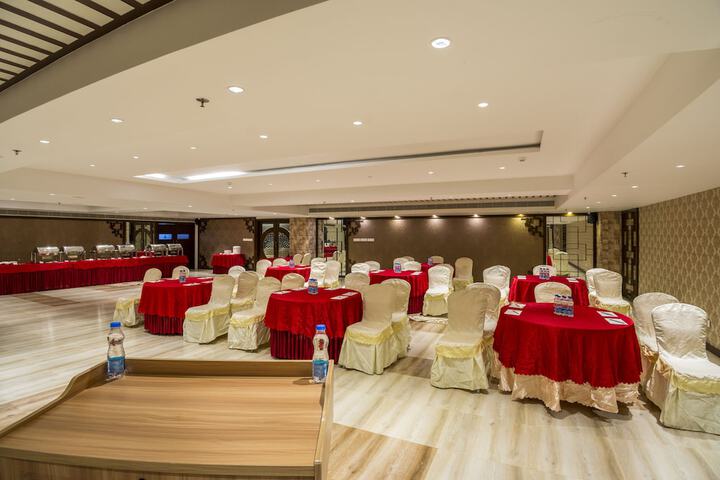 Ballroom/Hall 77 of 104