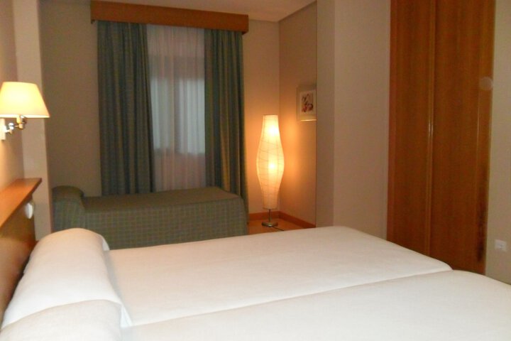 Room 8 of 62