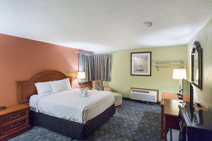 1 Queen Bed (2 of 18)