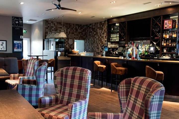 Lounge 21 of 28