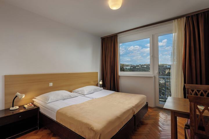 Room 9 of 25