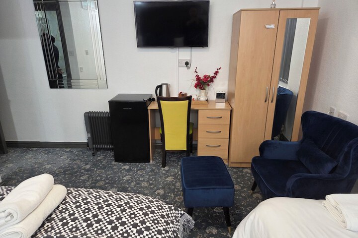 Room 9 of 28