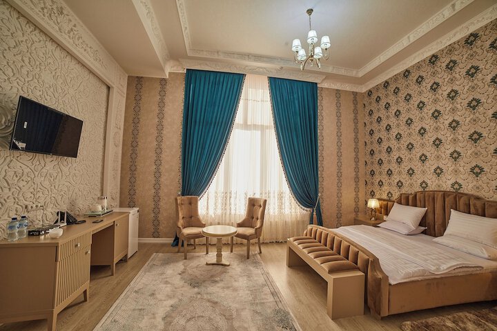 Room 10 of 14