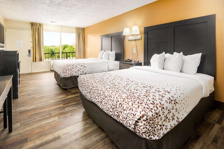2 Queen Beds (7 of 10)
