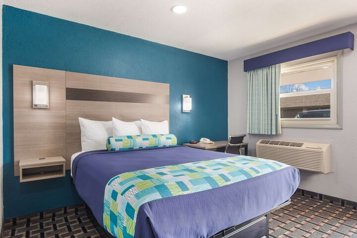 Queen Bed Pet Friendly (5 of 5)