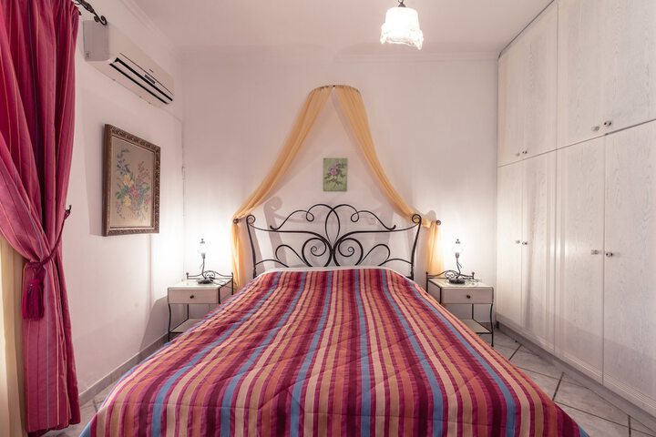 Room 6 of 102