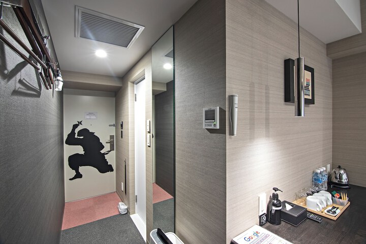 Room 11 of 32