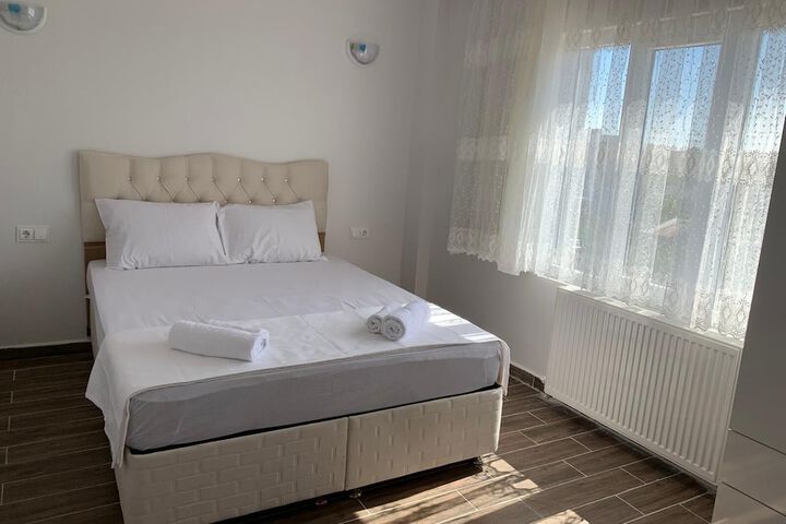 Room 5 of 18